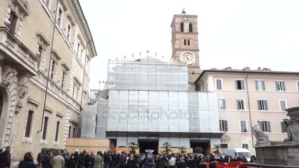意大利 2017年12月11日 意大利歌手兰多 Fiorini 在提伯河西圣则济利亚堂圣玛丽亚大教堂举行的葬礼 — 图库视频影像