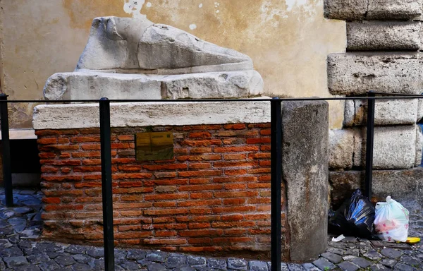 Antigua estatua del pie romano en Roma —  Fotos de Stock