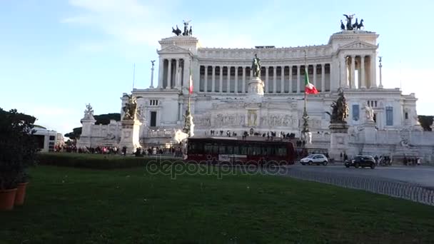 意大利罗马 2017年12月17日 罗马新的圣诞树被意大利首都的居民嘲笑 因为它开始失去松针 — 图库视频影像