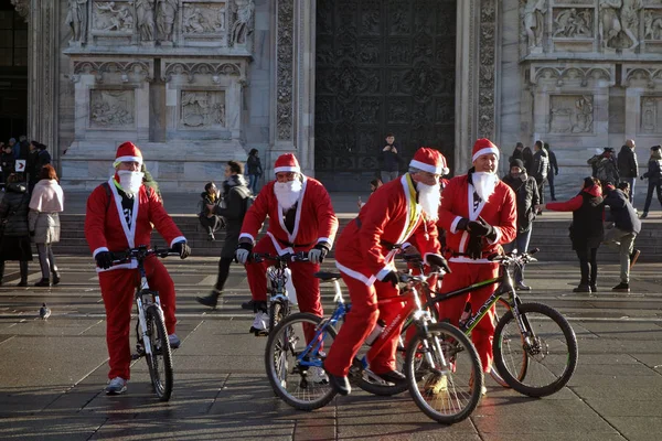 Weihnachtsmann-Fahrrad lizenzfreie Stockfotos