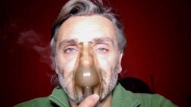 Aerosol olgun adam yakın çekim