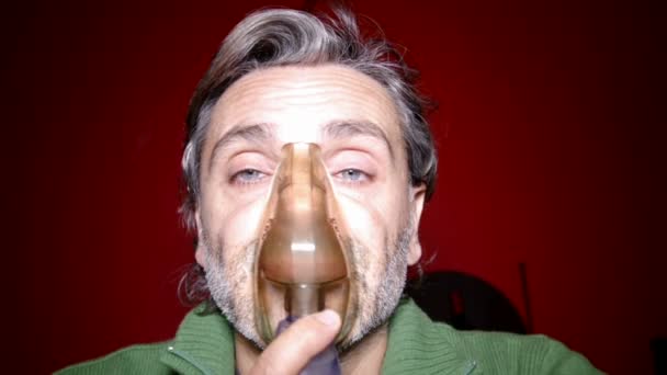Αερόλυμα Άνθρωπος Μάσκα Στο Πρόσωπό Του Νεφελοποιητής Συσκευή — Αρχείο Βίντεο