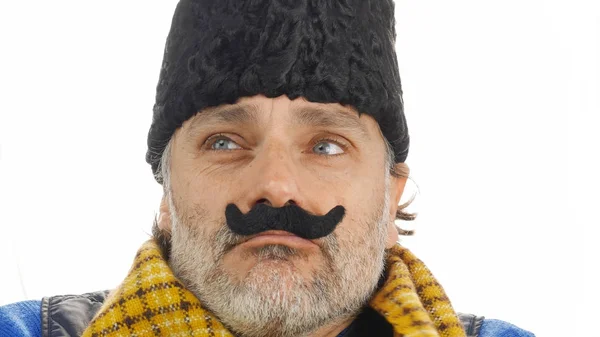 Homme Caucasien Avec Chapeau Fourrure Traditionnel Sur Blanc — Photo