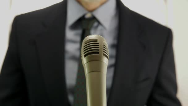 Fora Foco Homem Falando Frente Microfone — Vídeo de Stock