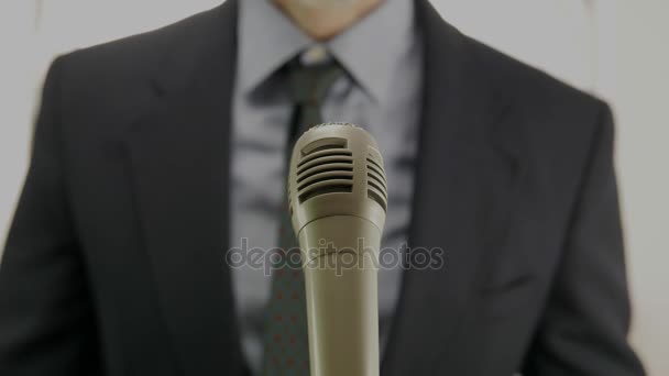 Fokus Man Talar Framför Mikrofon — Stockvideo