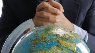  Açgözlülük ve güç kavramı ile dünya dünya beyaz arka plan üzerinde