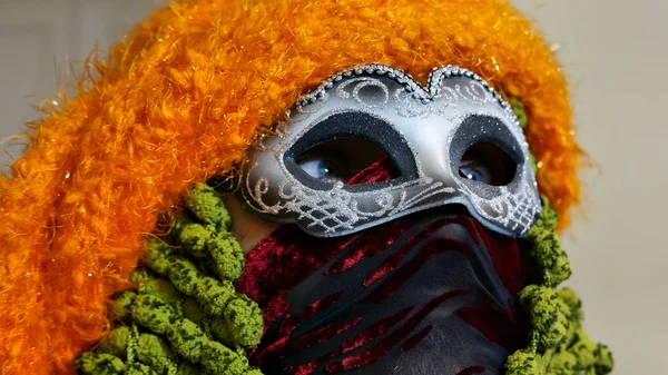 ヴェネツィアのカーニバルのマスクをクローズ アップ — ストック写真