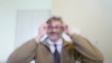 Presbiyopi kavramı, Gözlük, seçici odak tutan adam