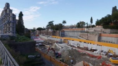 Rome, İtalya - 4 Şubat 2018: kazı çalışmaları için Roma'nın yeni metro hattı C colosseum yakınındaki