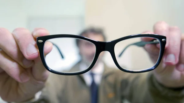 Fuera de foco hombre detrás de las gafas — Foto de Stock