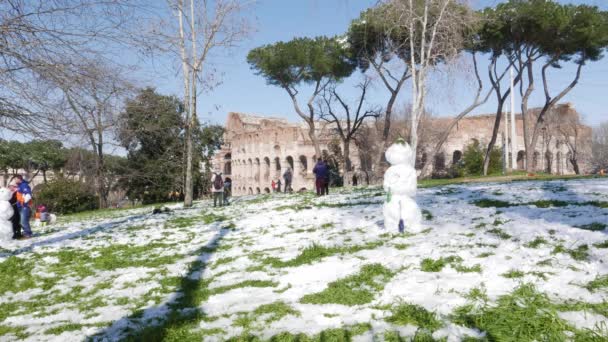 意大利 2018年2月26日 在竞技场前的雪人 罗马人享受着多年的第一场雪 — 图库视频影像