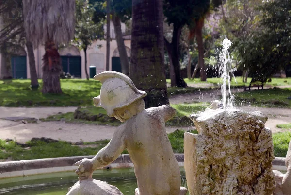 Fountain in a public park in Rome — Stock Photo, Image