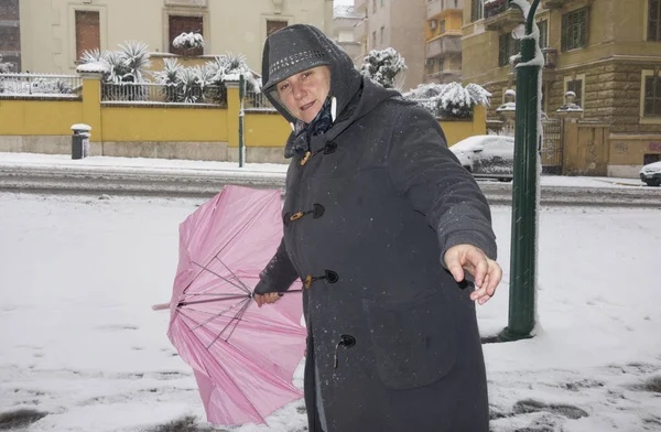 Śnieg upadek woman — Zdjęcie stockowe