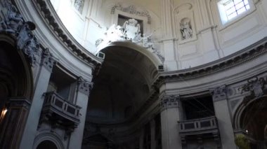 Rome, İtalya - 30 Kasım 2017: Santa Maria Montesanto, Piazza del Popolo sanatçıların kilisenin iç in 