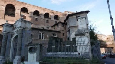 Rome, İtalya - 18 Mart 2018: Porta Salaria, Aurelian Duvarları antik Roma kapısı parçası 