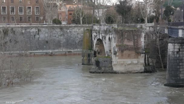 Tiber Řeky Rychlé Vodního Toku Mezi Isola Tiberina Starobylé Ponte — Stock video