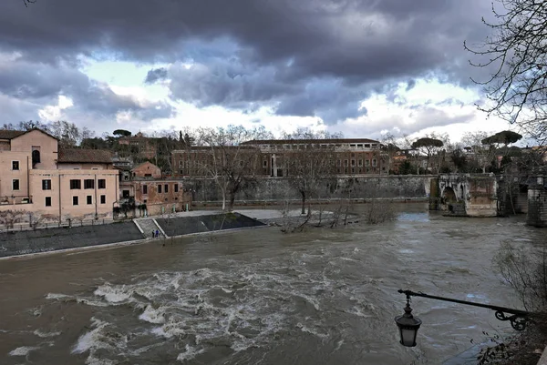 Ροή ποταμού Τίβερη, Ρώμη, Ιταλία — Φωτογραφία Αρχείου