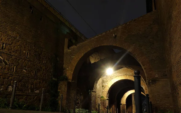 罗马夜晚的拱门 — 图库照片