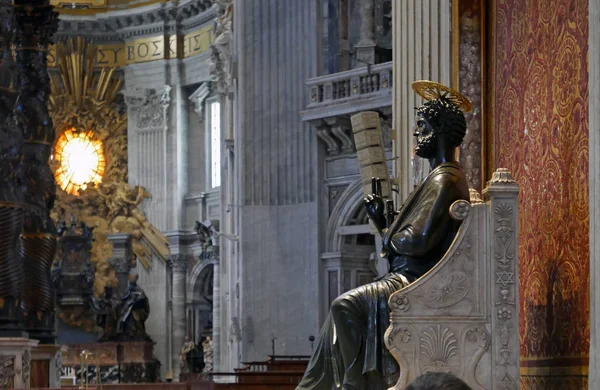 Standbeeld van de Sint Pieter Basiliek interieur Vaticaanstad — Stockfoto