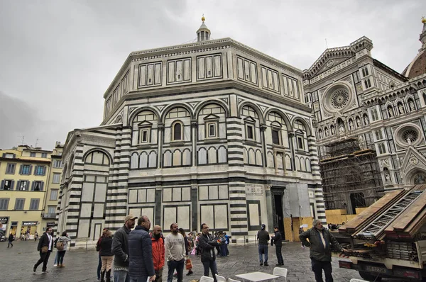 Lokalt liv i Piazza del Duomo, Florens — Stockfoto