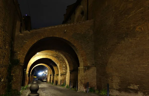 罗马夜晚的拱门 — 图库照片