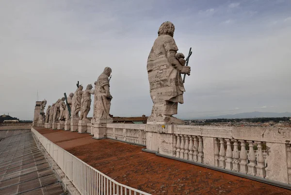 Saint Peter Facade, saints and Jesus  Statues — Stock Photo, Image