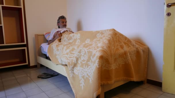 睡不着的成熟男人在他的卧室 失眠概念 — 图库视频影像