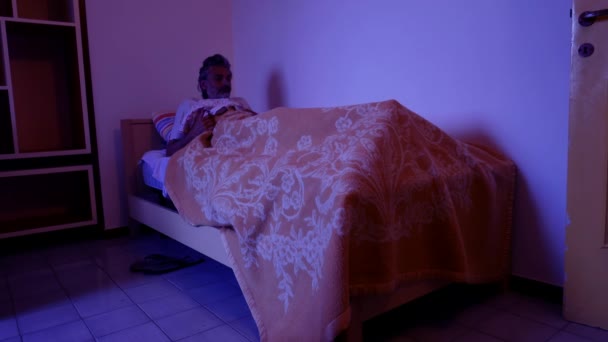 Schlafloser Reifer Mann Schlafzimmer Schlaflosigkeit — Stockvideo