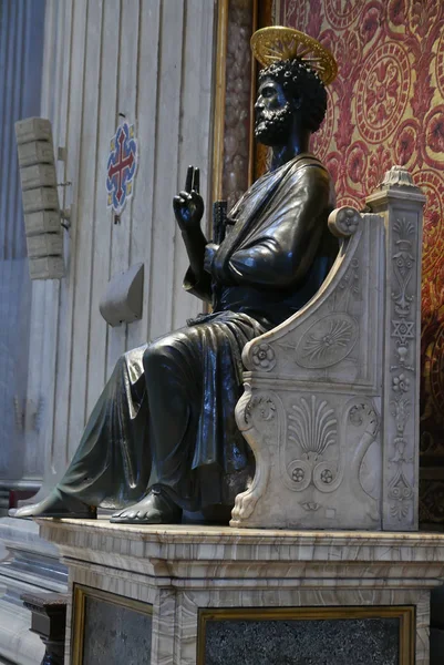 Saint Peter statue Basilica interior Vatican City — Stock Photo, Image