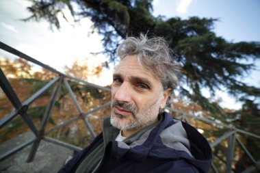 düşünceli çekici olgun adam