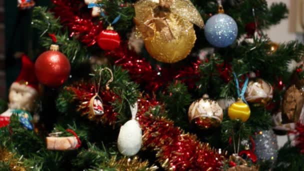 Árbol Navidad Con Decoraciones Luces Sobre Negro — Vídeo de stock