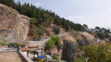 Ohri, Kuzey Makedonya - 7 Eylül 2019: Kaneo Sahili üzerindeki Kaneo Ortodoks Kilisesi 'nde insanlar Ohri Gölü' ne bakan Aziz John 'u ziyaret ettiler