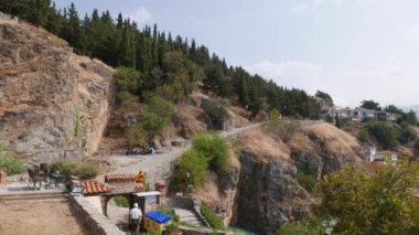Ohri, Kuzey Makedonya - 7 Eylül 2019: Kaneo Sahili üzerindeki Kaneo Ortodoks Kilisesi 'nde insanlar Ohri Gölü' ne bakan Aziz John 'u ziyaret ettiler