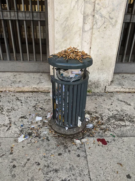 Tabaco lata de lixo — Fotografia de Stock