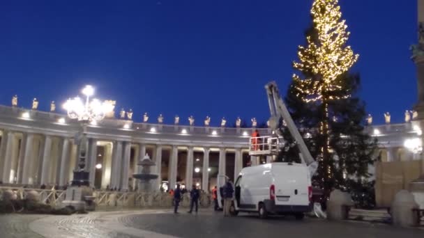 バチカン市国バチカン市国2019年11月25日 クリスマスツリーのセットアップ中の夜にサンピエトロ広場の人々 — ストック動画
