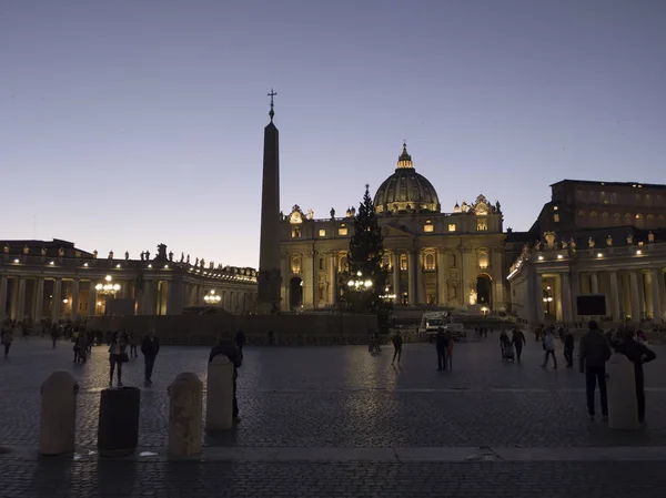 Sint-Pietersplein 's nachts Vaticaanstad — Stockfoto
