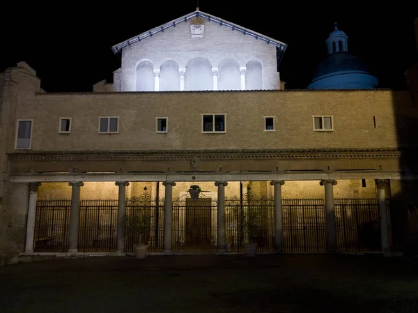 Kostel Santi Giovanni e Paolo v Římě v noci — Stock fotografie