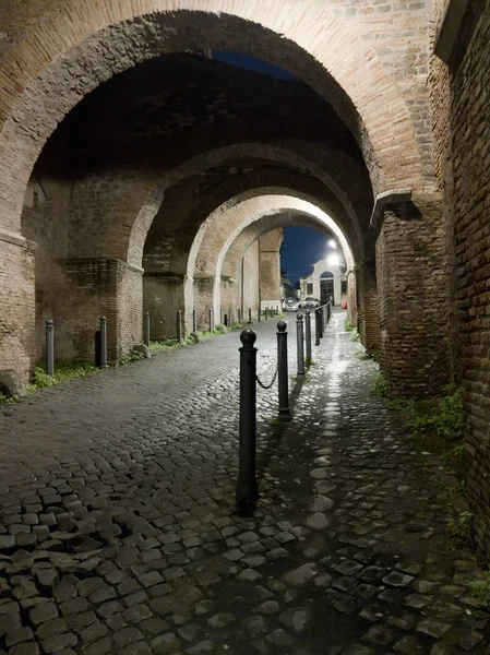 Caelian colina arcos rampantes en la noche en Roma —  Fotos de Stock