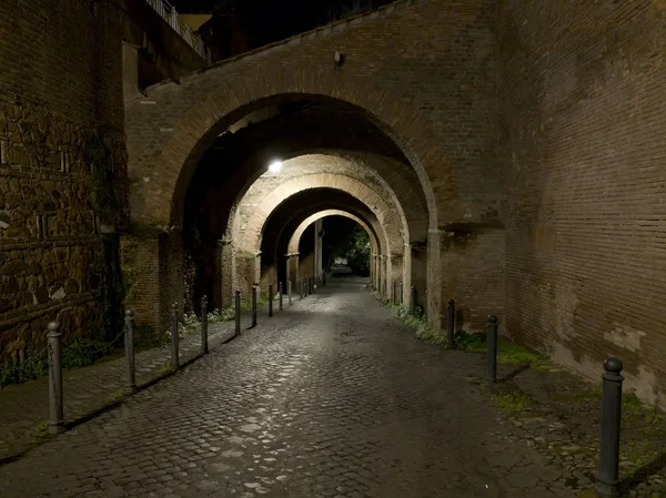 Caelian colina arcos rampantes en la noche en Roma —  Fotos de Stock