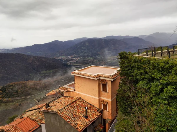 Saracinesco-Stadt, Überblick von der Terrasse — Stockfoto
