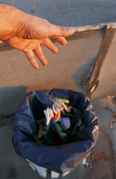 Jogando lixo lixo bin — Fotografia de Stock