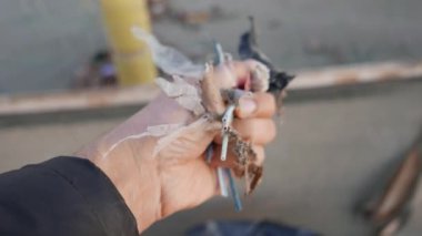 Çöp kutusuna çöp atmak.