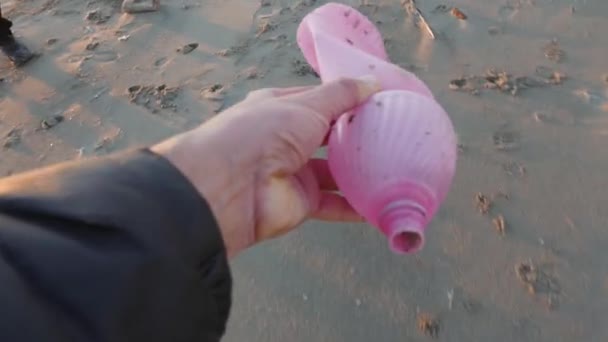 Καθαρισμός Των Απορριμμάτων Στην Αμμώδη Παραλία — Αρχείο Βίντεο
