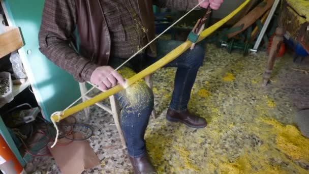 Hombre Trabajo Haciendo Arco Tradicional — Vídeos de Stock