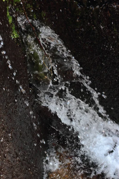 Spruzzi d'acqua a cascata — Foto Stock