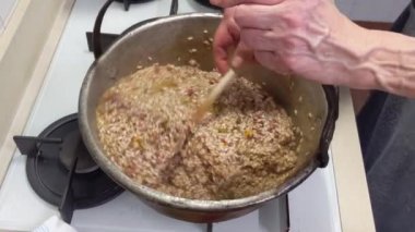 Geleneksel bakır tencerede İtalyan pilavı pişirmek