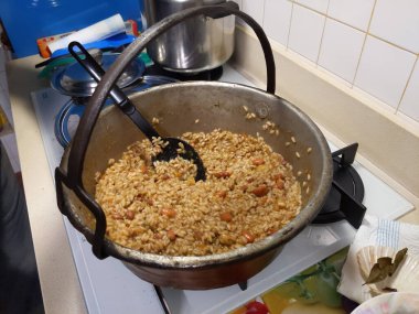 Geleneksel bakır tencerede İtalyan pilavı pişirmek