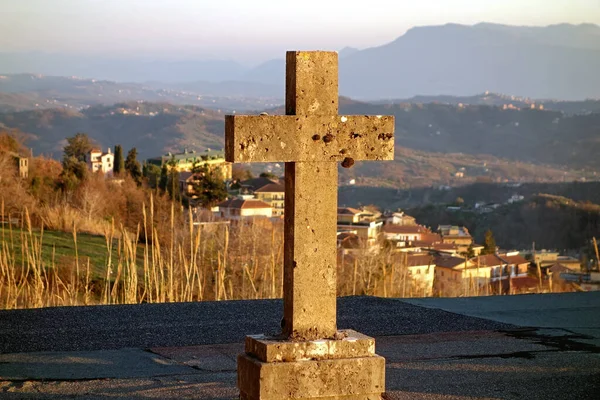 Heliga Kors Italiensk Kyrkogård Vacker Dal Bakgrunden — Stockfoto