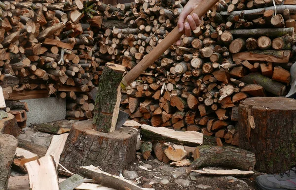 Mann Mit Alter Axt Hackt Brennholz — Stockfoto