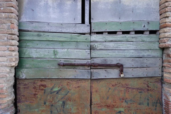 Closed Old Vintage Wood Door Padlock — Stock Photo, Image